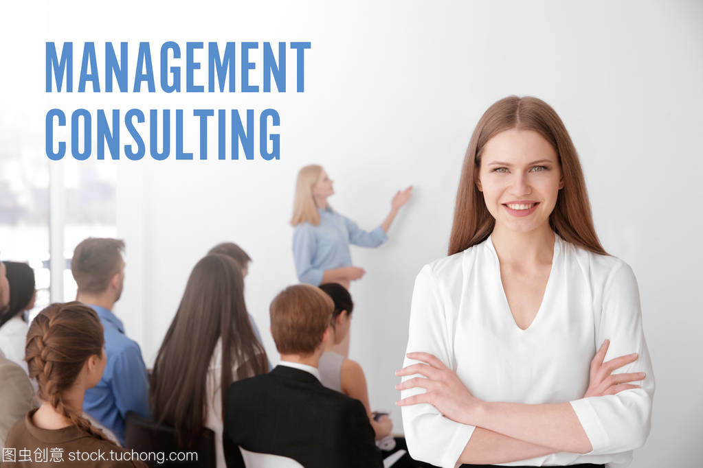 管理咨詢的概念。青年婦女和會(huì)議管理人員小組