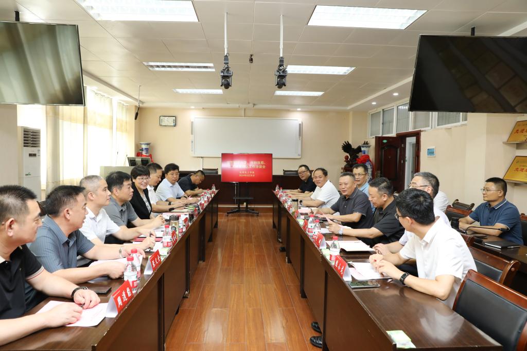 信陽市上天梯非金屬礦管理區領導一行來我?？疾旖涣? class=